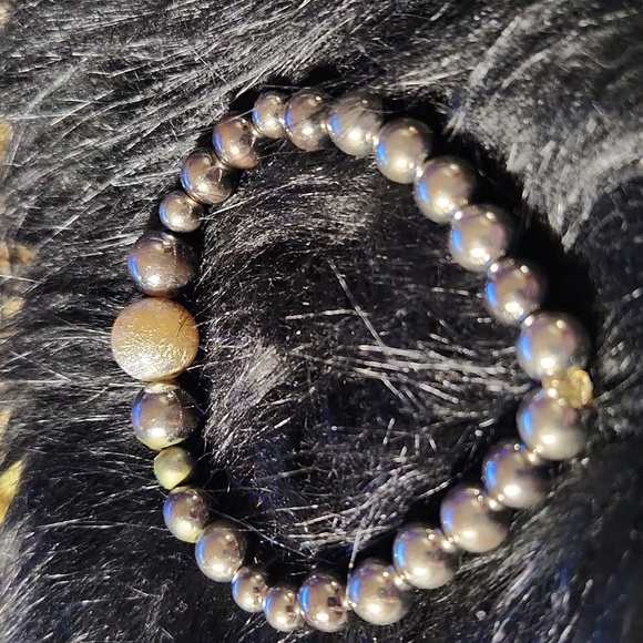 Handcrafted beaded bracelet made on a stretchy cord - Picture 1 of 4